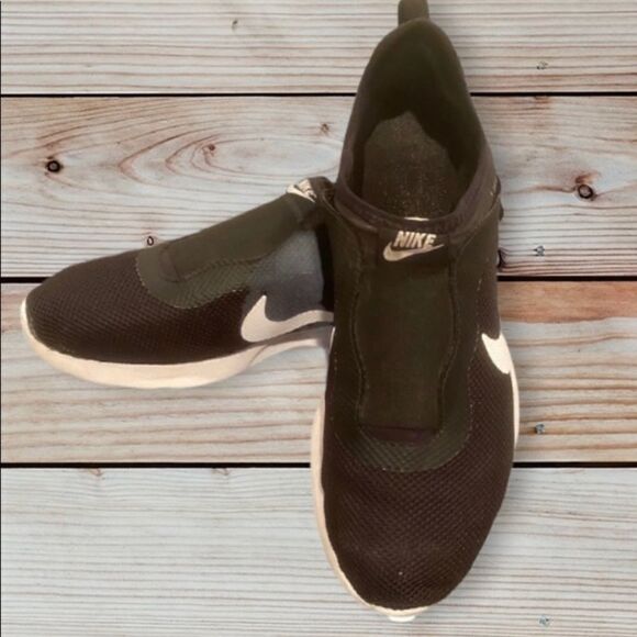 Nike Tanjun Slip Woman’s Slip On Sneaker Size 9.5 - Picture 1 of 13
